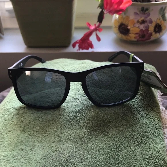 Panama Jack Famous Sunglasses - Picture 6 of 8